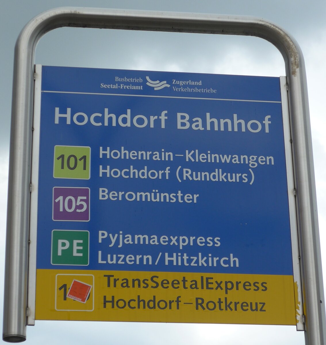 (153'538) - Busbetrieb Seetal-Freiamt/Zugerland Verkehrsbetriebe-Haltestellenschild - Hochdorf, Bahnhof - am 2. August 2014
