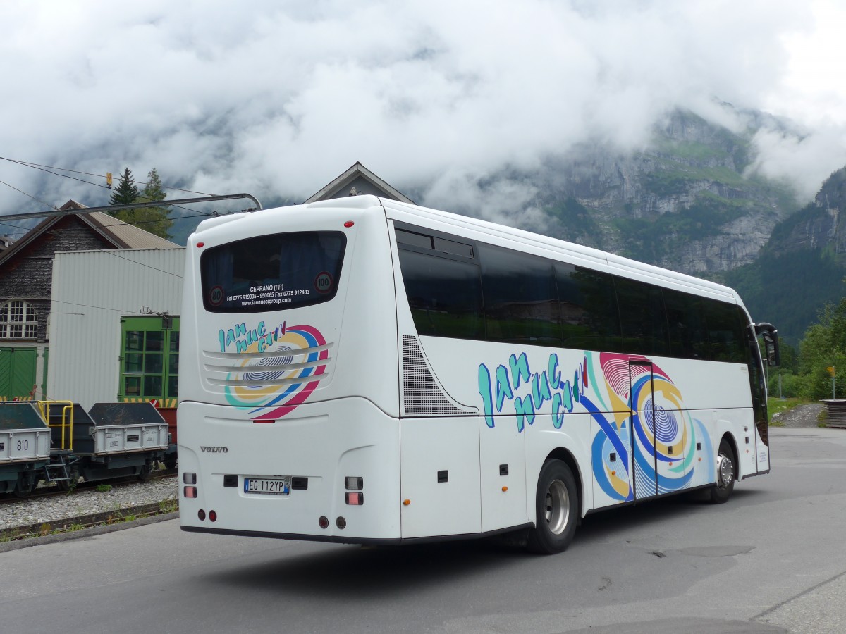 (153'589) - Aus Italien: Iannucci, Ceprano - Nr. 77/EG-112 YP - Volvo/Barbi am 3. August 2014 beim Bahnhof Grindelwald Grund