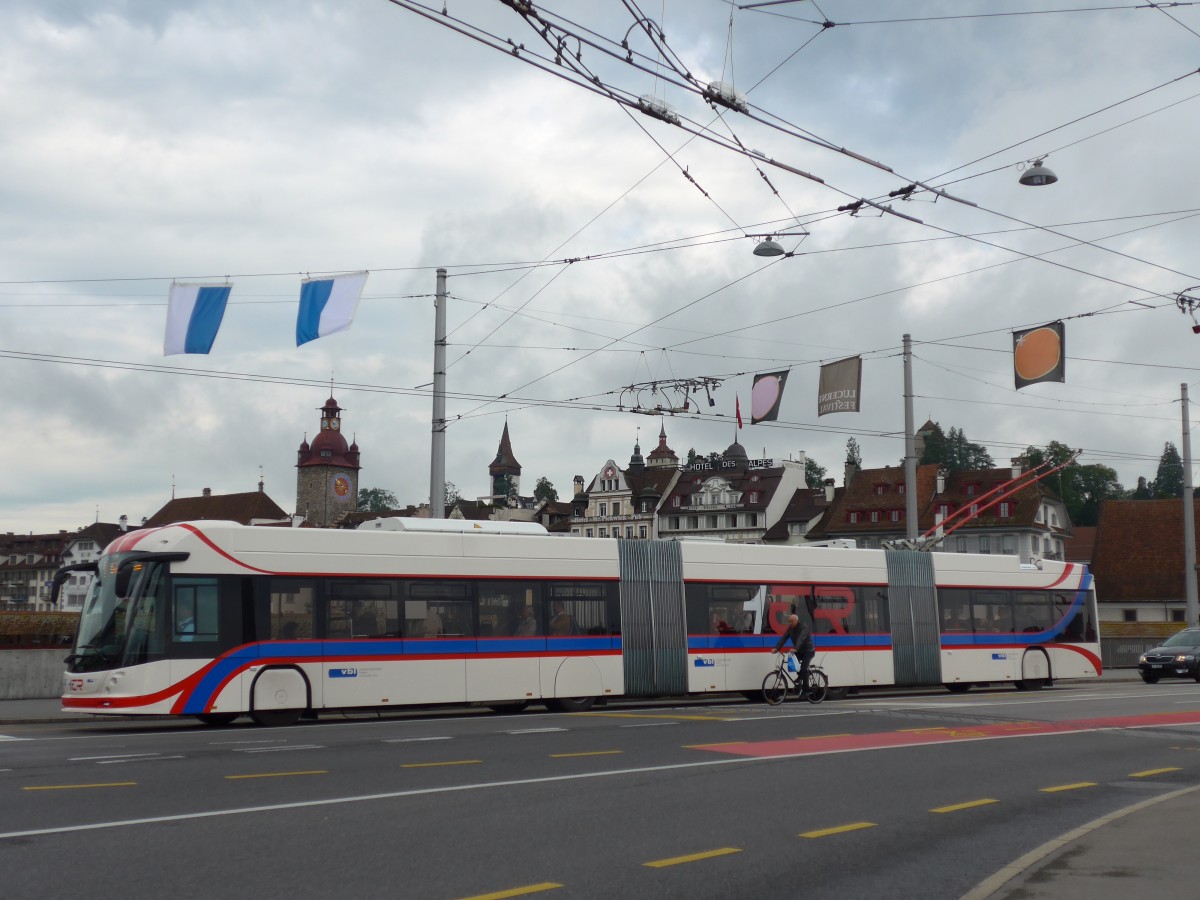 (154'000) - VBL Luzern - Nr. 236 - Hess/Hess Doppelgelenktrolleybus am 19. August 2014 in Luzern, Bahnhofbrcke