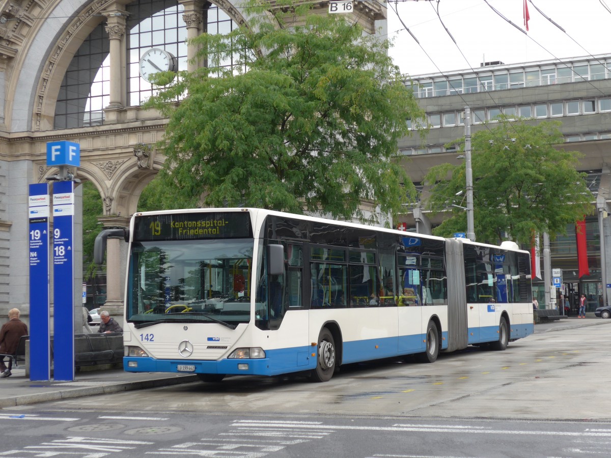 (154'007) - VBL Luzern - Nr. 142/LU 199'442 - Mercedes am 19. August 2014 beim Bahnhof Luzern