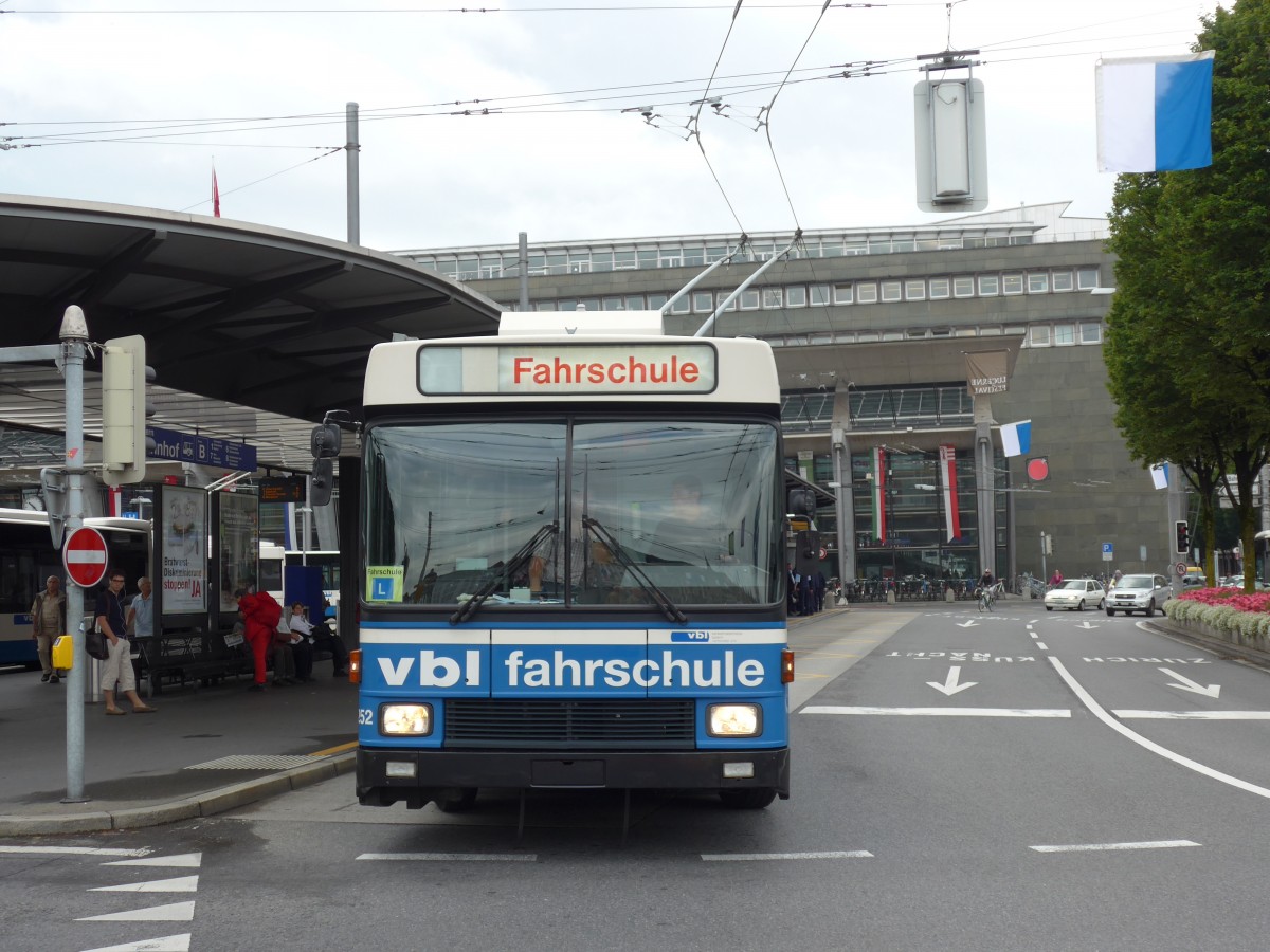(154'009) - VBL Luzern - Nr. 252 - NAW/R&J-Hess Trolleybus am 19. August 2014 beim Bahnhof Luzern