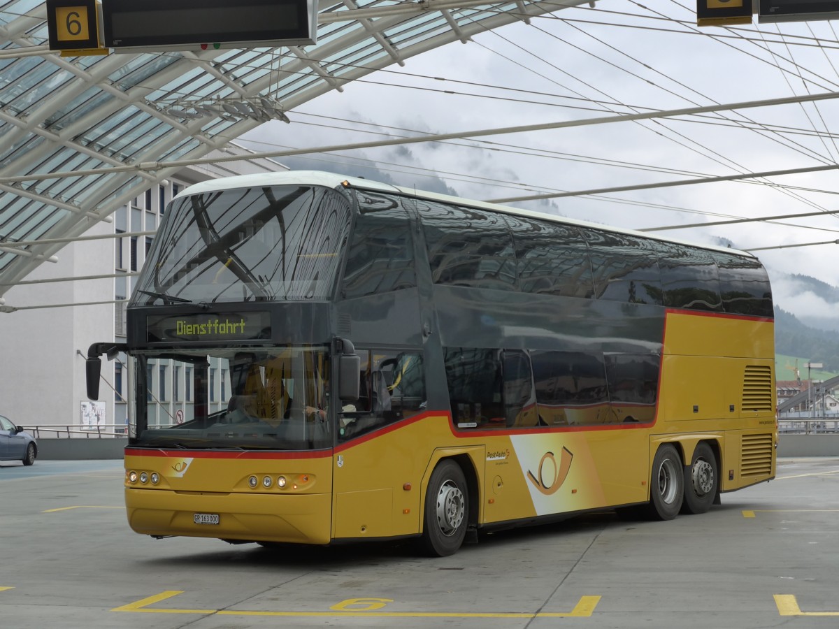 (155'150) - PostAuto Graubnden - GR 163'000 - Neoplan am 13. September 2014 in Chur, Postautostation