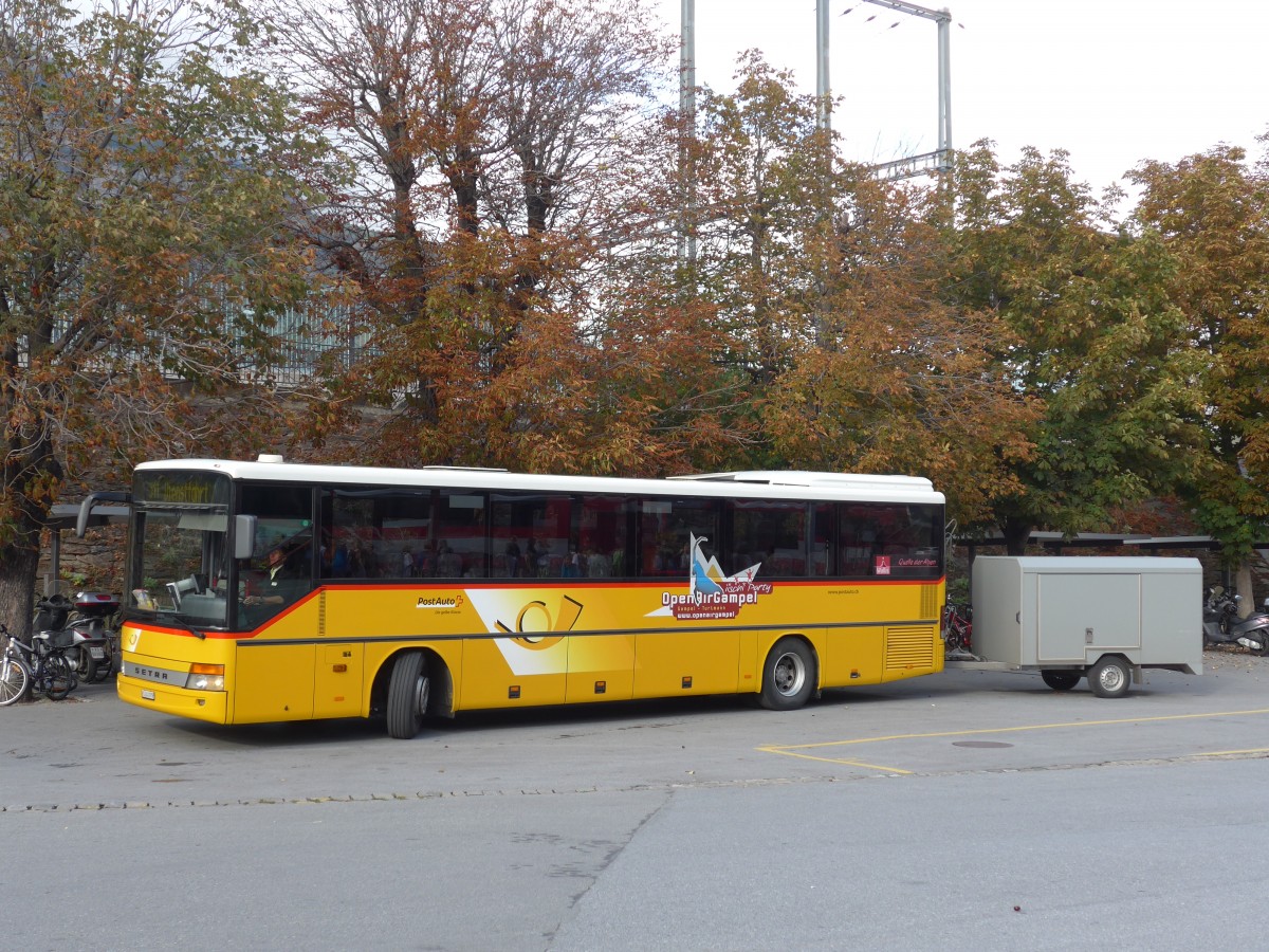 (155'318) - PostAuto Wallis - VS 241'979 - Setra am 21. September 2014 beim Bahnhof Brig