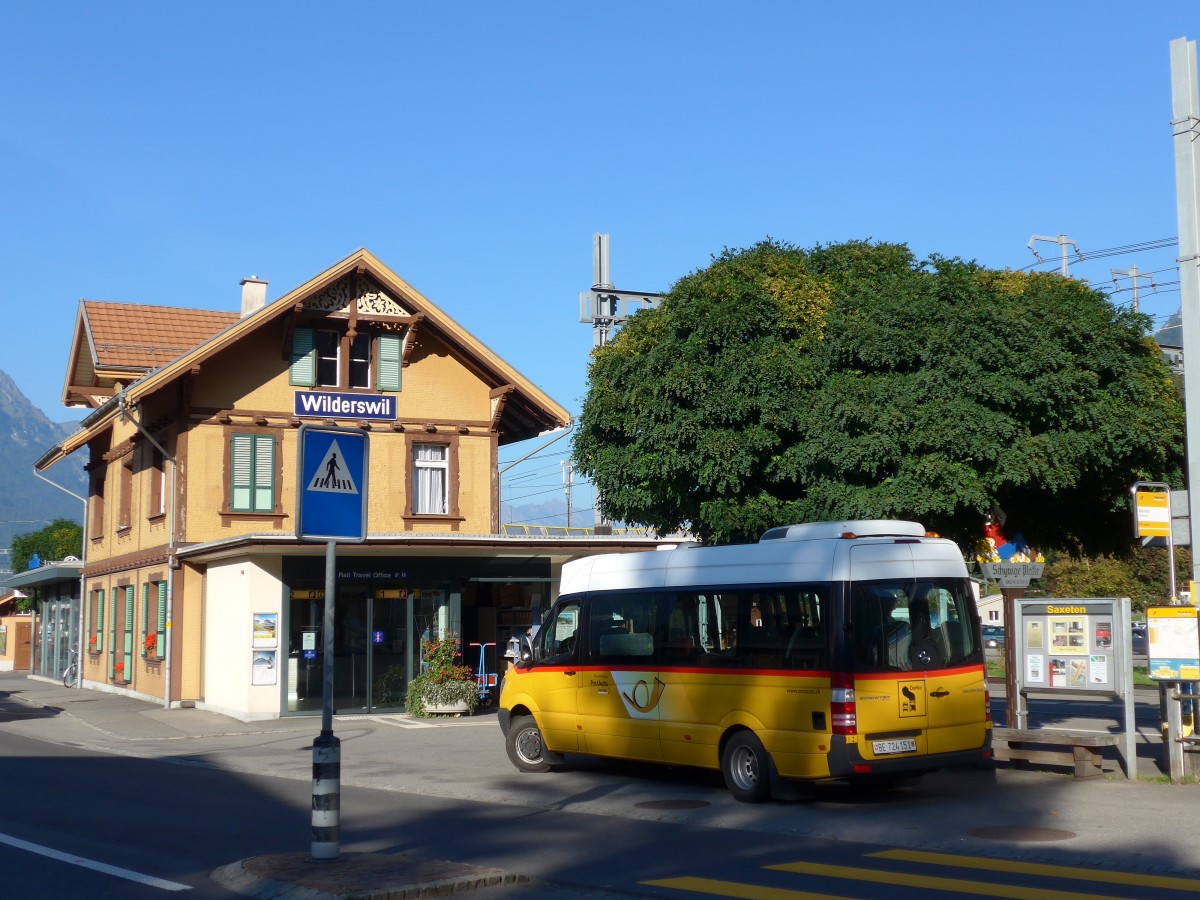(155'343) - PostAuto Bern - BE 724'151 - Mercedes am 23. September 2014 beim Bahnhof Wilderswil