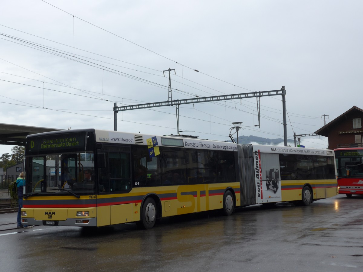 (155'739) - STI Thun - Nr. 104/BE 577'104 - MAN am 13. Oktober 2014 beim Bahnhof Wimmis