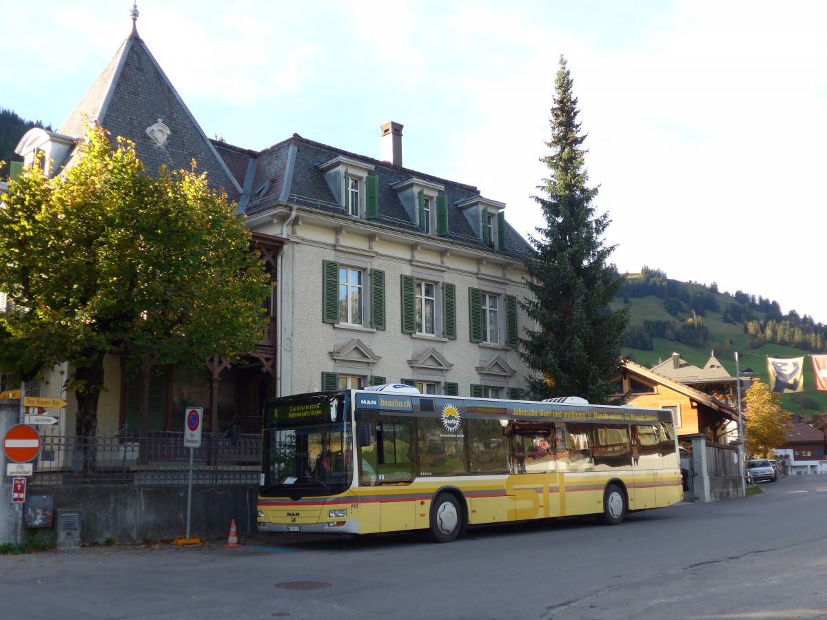 (155'885) - STI Thun - Nr. 116/BE 700'116 - MAN am 19. Oktober 2014 beim Bahnhof Zweisimmen
