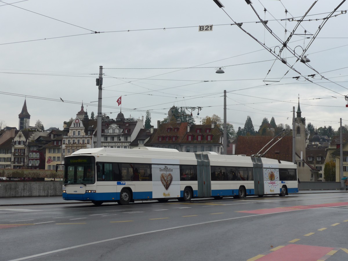 (156'011) - VBL Luzern - Nr. 231 - Hess/Hess Doppelgelenktrolleybus am 25. Oktober 2014 in Luzern, Bahnhofbrcke