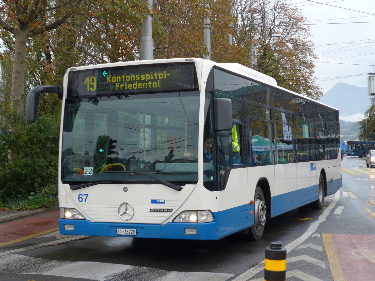 (156'017) - VBL Luzern - Nr. 67/LU 15'729 - Mercedes am 25. Oktober 2014 beim Bahnhof Luzern