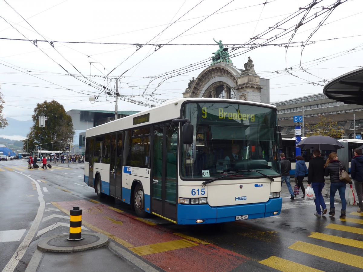 (156'022) - VBL Luzern - Nr. 615/LU 202'615 - Scania/Hess am 25. Oktober 2014 beim Bahnhof Luzern