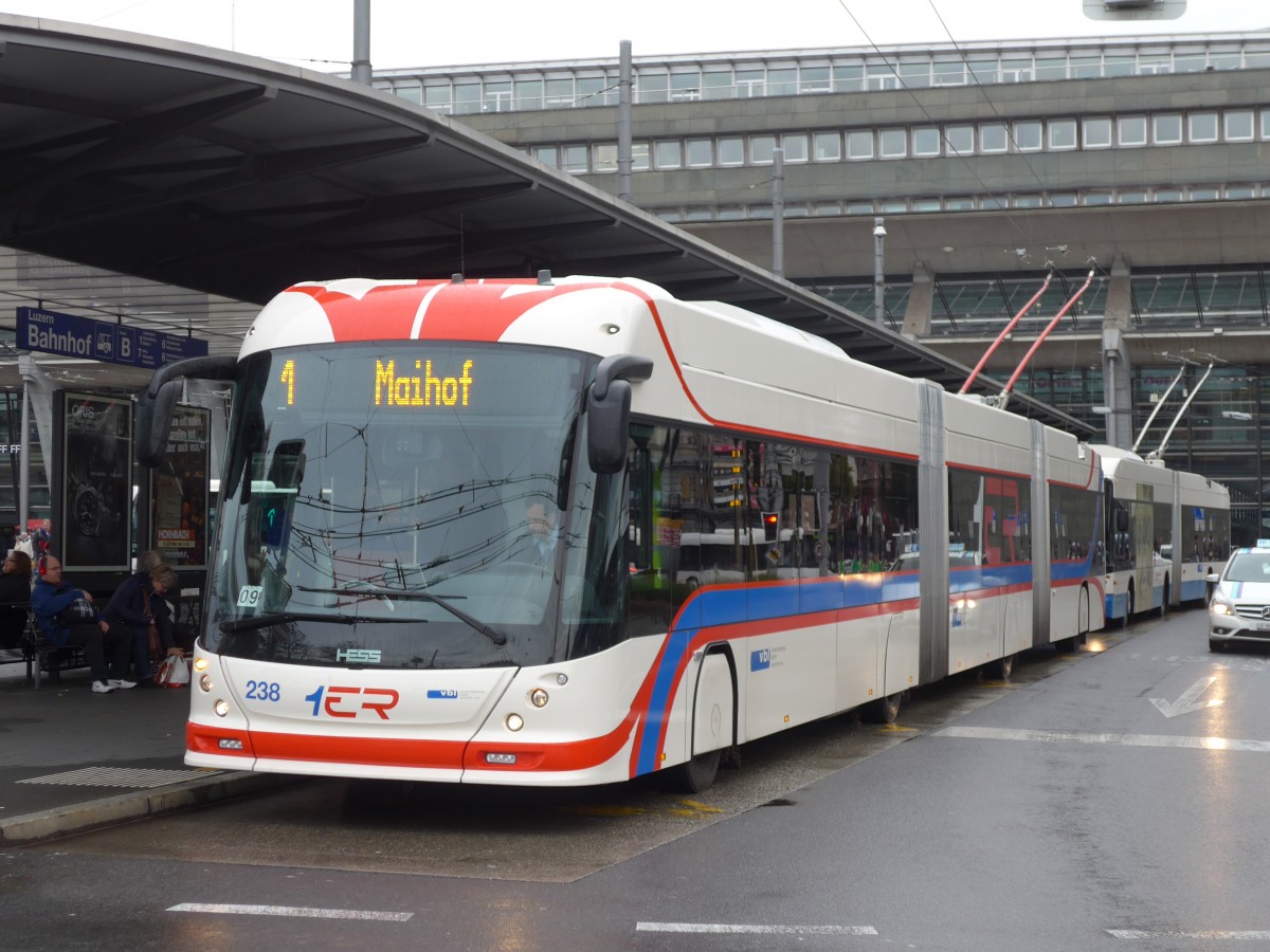 (156'031) - VBL Luzern - Nr. 238 - Hess/Hess Doppelgelenktrolleybus am 25. Oktober 2014 beim Bahnhof Luzern