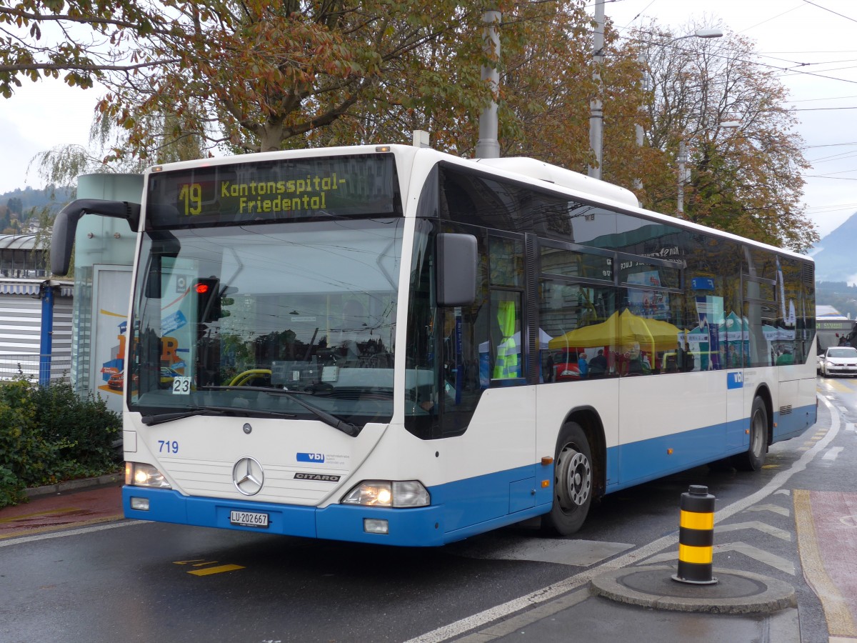 (156'033) - VBL Luzern - Nr. 719/LU 202'667 - Mercedes (ex Heggli, Kriens Nr. 719) am 25. Oktober 2014 beim Bahnhof Luzern
