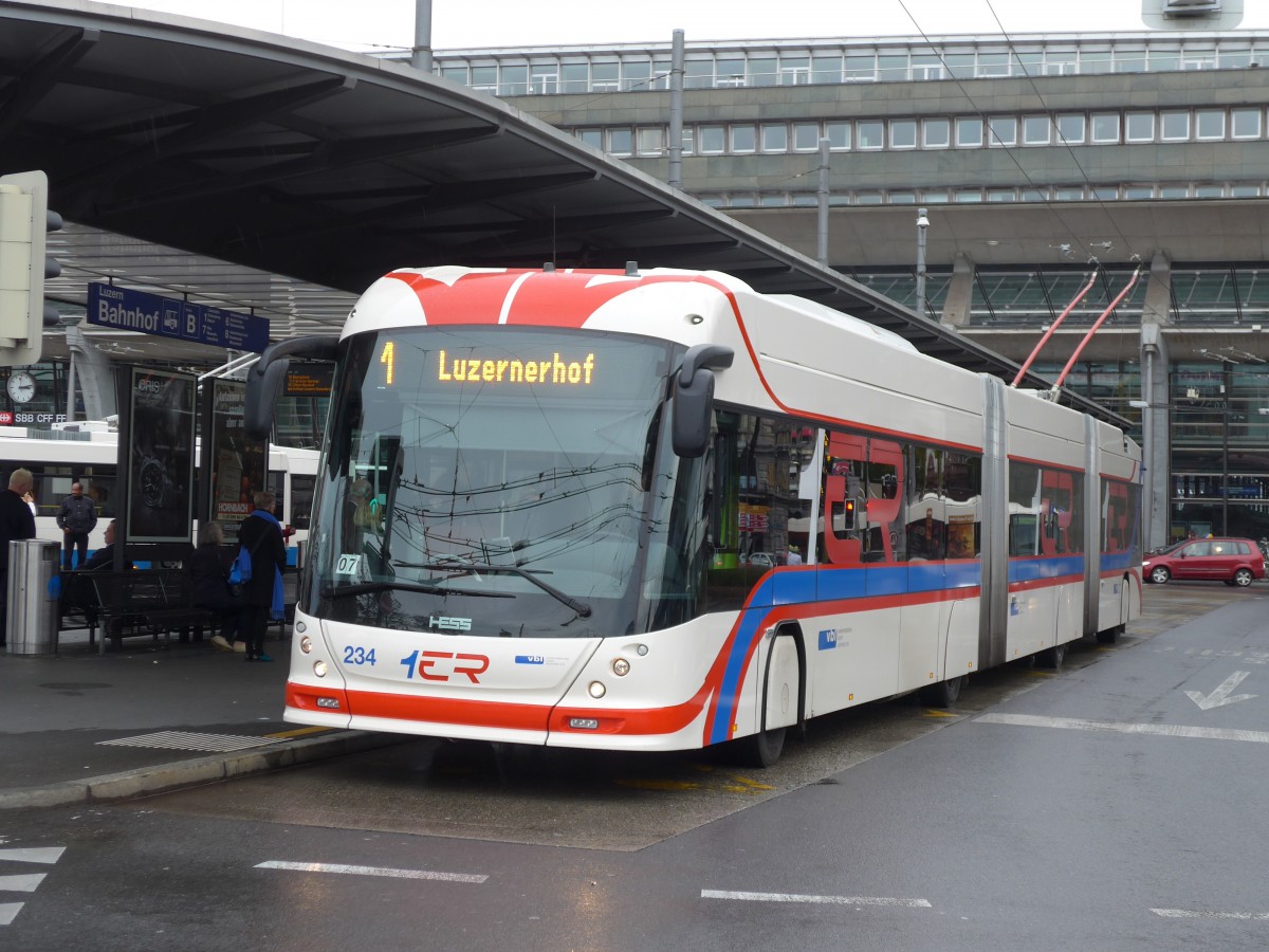 (156'039) - VBL Luzern - Nr. 234 - Hess/Hess Doppelgelenktrolleybus am 25. Oktober 2014 beim Bahnhof Luzern