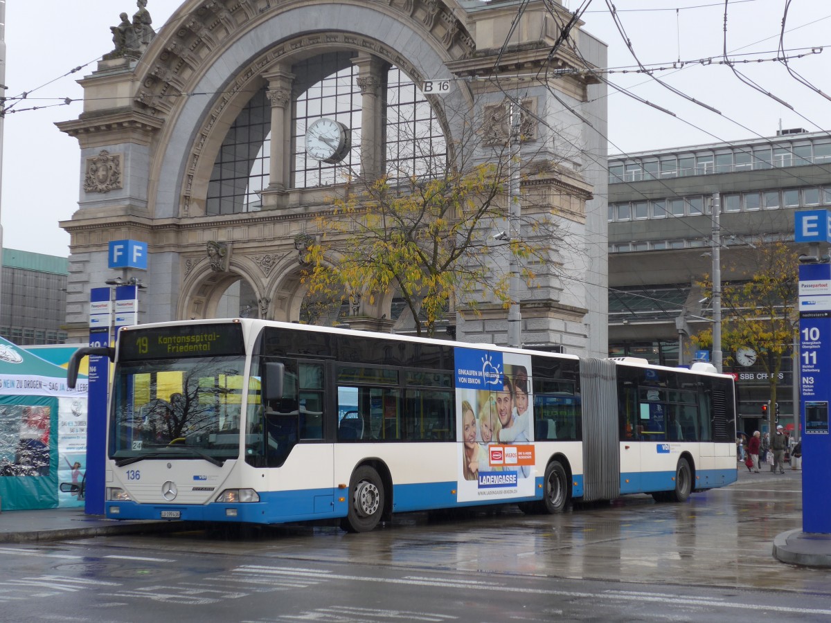 (156'049) - VBL Luzern - Nr. 136/LU 199'436 - Mercedes am 25. Oktober 2014 beim Bahnhof Luzern