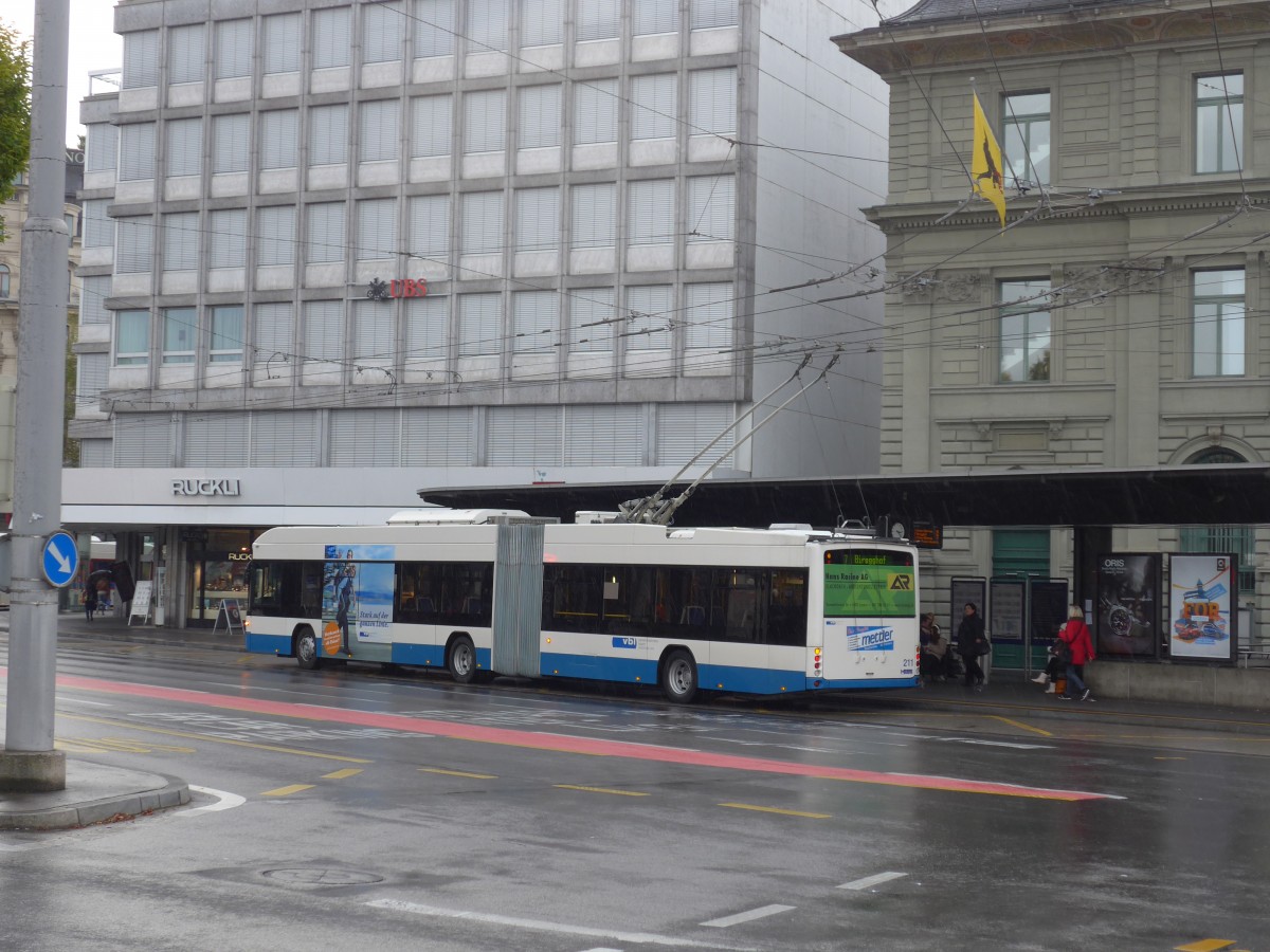 (156'051) - VBL Luzern - Nr. 211 - Hess/Hess Gelenktrolleybus am 25. Oktober 2014 beim Bahnhof Luzern