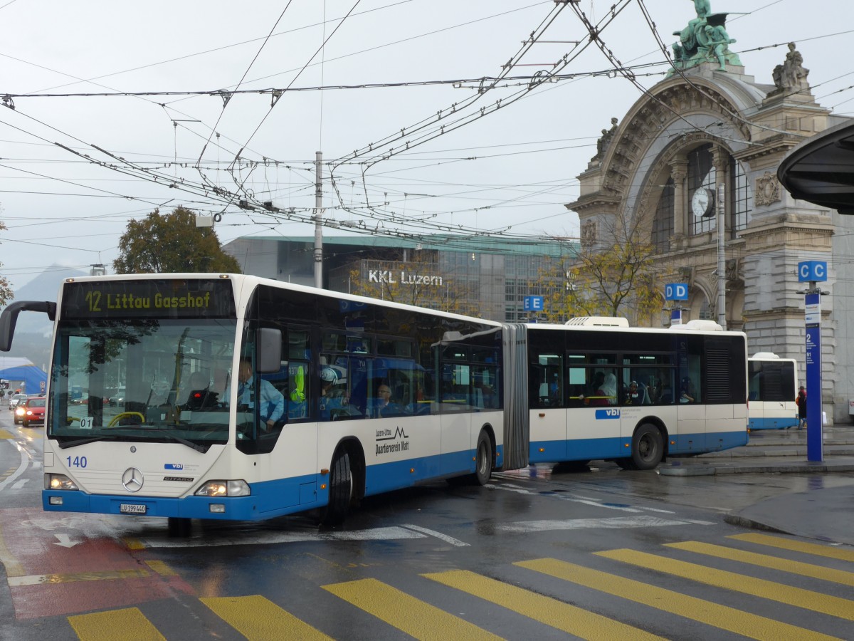 (156'052) - VBL Luzern - Nr. 140/LU 199'440 - Mercedes am 25. Oktober 2014 beim Bahnhof Luzern