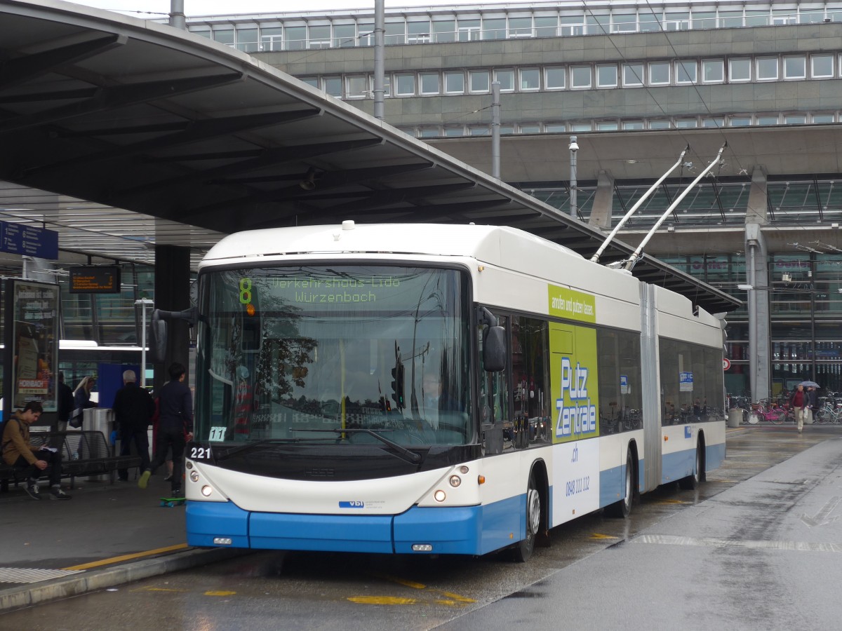 (156'066) - VBL Luzern - Nr. 221 - Hess/Hess Gelenktrolleybus am 25. Oktober 2014 beim Bahnhof Luzern