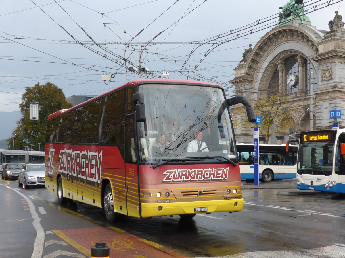 (156'068) - Zurkirchen, Malters - Nr. 15/LU 15'142 - Volvo/Drgmller am 25. Oktober 2014 beim Bahnhof Luzern