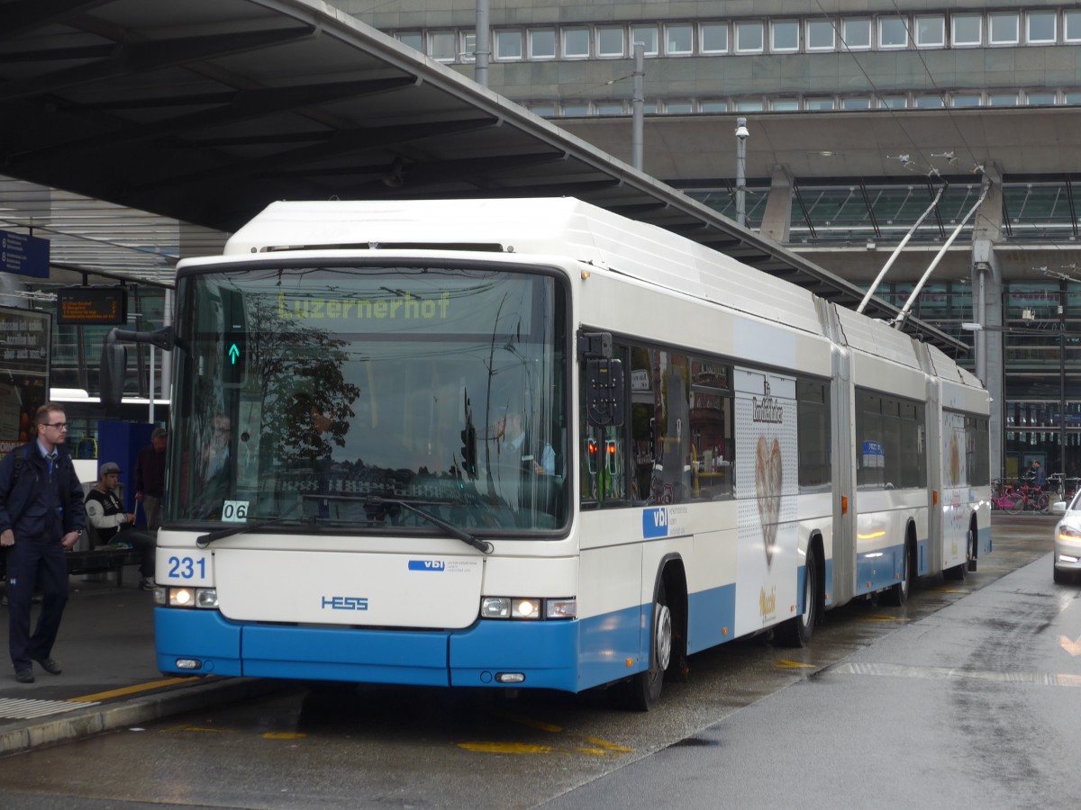 (156'069) - VBL Luzern - Nr. 231 - Hess/Hess Doppelgelenktrolleybus am 25. Oktober 2014 beim Bahnhof Luzern