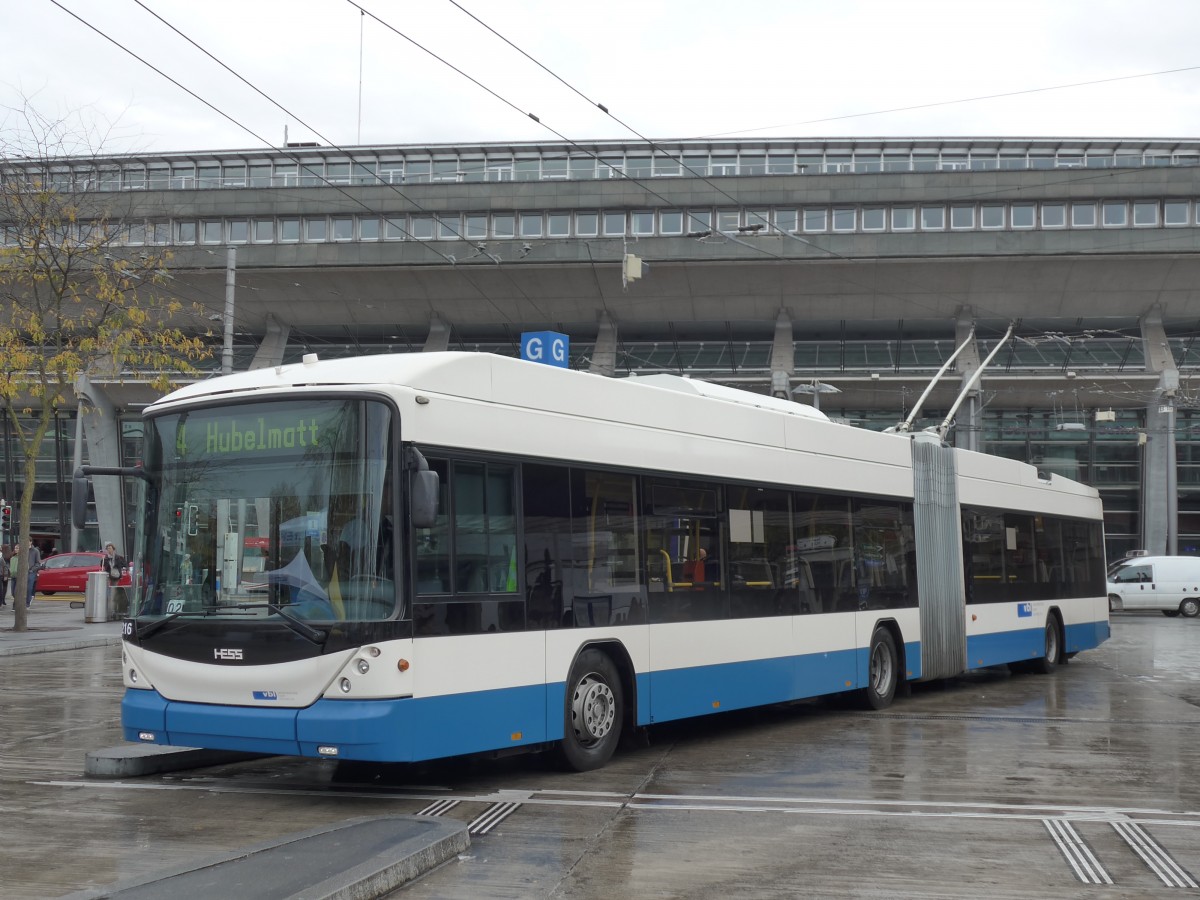 (156'072) - VBL Luzern - Nr. 216 - Hess/Hess Gelenktrolleybus am 25. Oktober 2014 beim Bahnhof Luzern