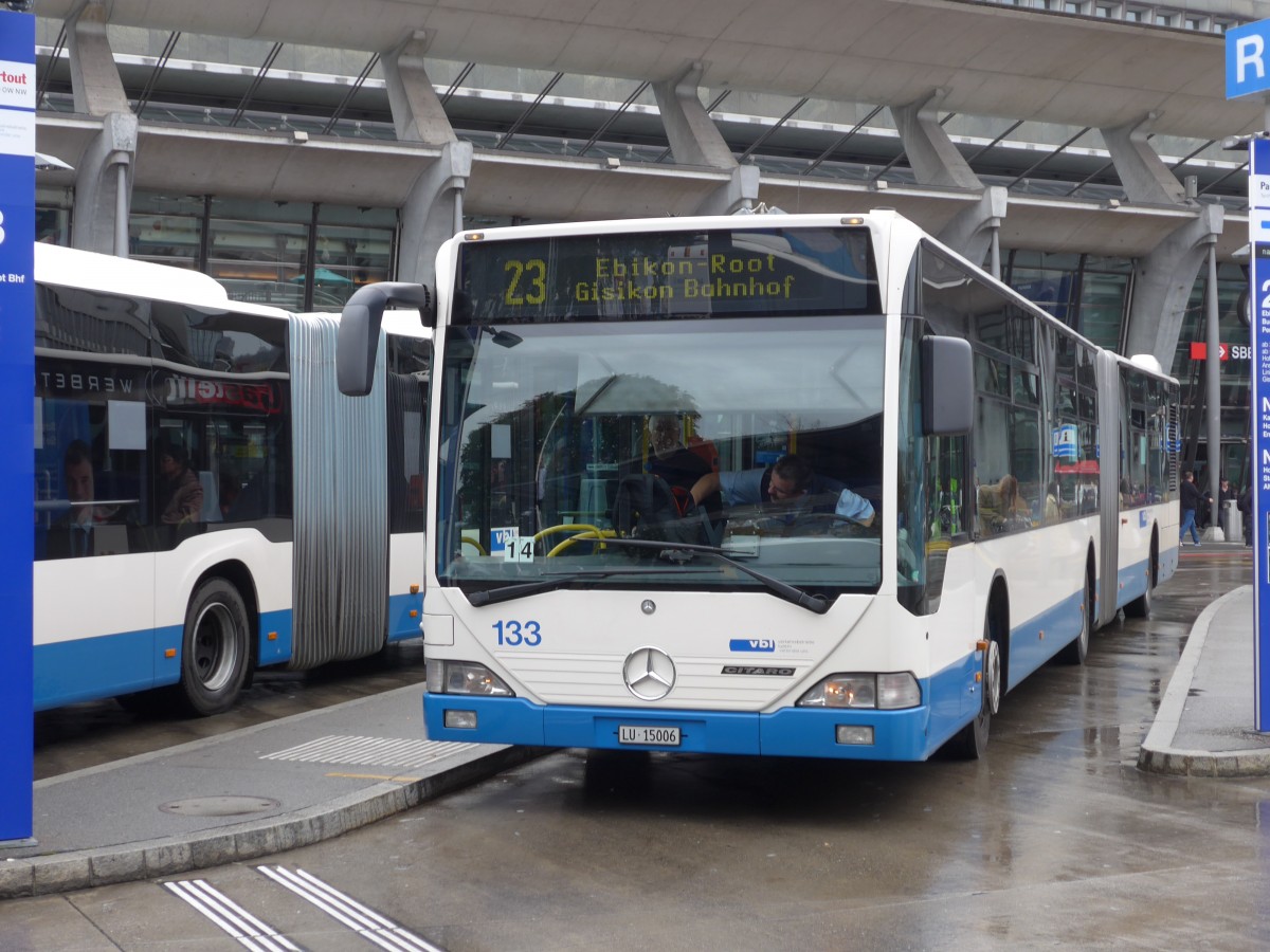 (156'079) - VBL Luzern - Nr. 133/LU 15'006 - Mercedes am 25. Oktober 2014 beim Bahnhof Luzern