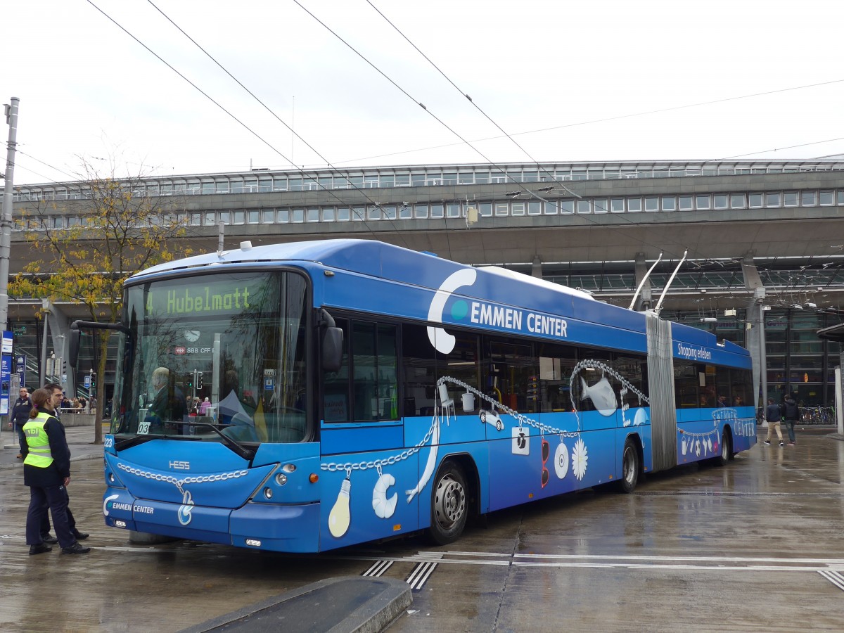 (156'082) - VBL Luzern - Nr. 223 - Hess/Hess Gelenktrolleybus am 25. Oktober 2014 beim Bahnhof Luzern