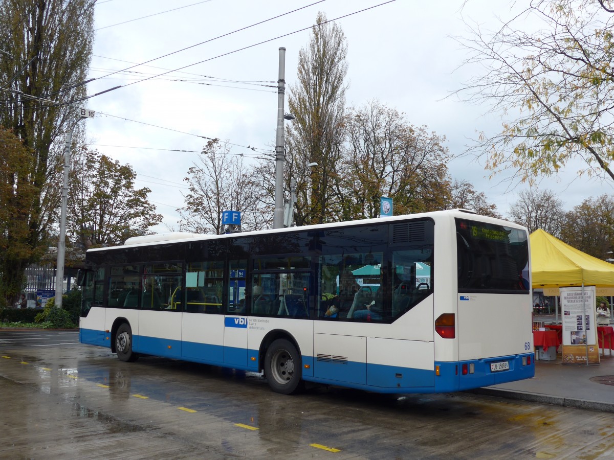 (156'083) - VBL Luzern - Nr. 68/LU 15'093 - Mercedes am 25. Oktober 2014 beim Bahnhof Luzern