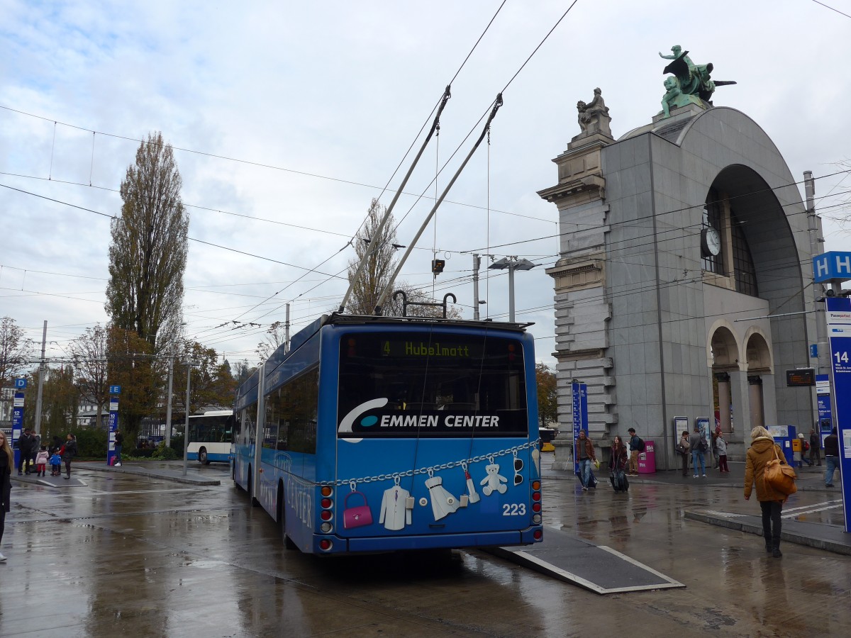 (156'084) - VBL Luzern - Nr. 223 - Hess/Hess Gelenktrolleybus am 25. Oktober 2014 beim Bahnhof Luzern