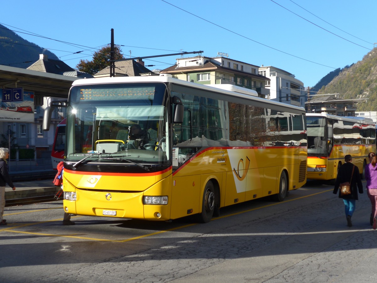 (156'335) - PostAuto Wallis - VS 407'397 - Irisbus am 31. Oktober 2014 beim Bahnhof Brig