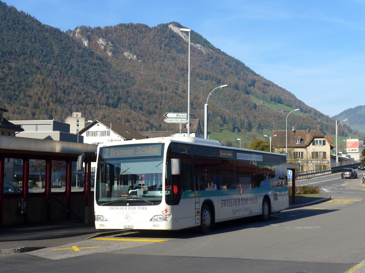 (156'368) - AAGS Schwyz - Nr. 13/SZ 5813 - Mercedes am 31. Oktober 2014 beim Bahnhof Brunnen