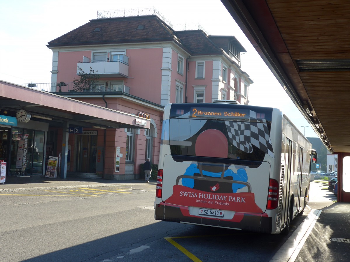 (156'369) - AAGS Schwyz - Nr. 13/SZ 5813 - Mercedes am 31. Oktober 2014 beim Bahnhof Brunnen