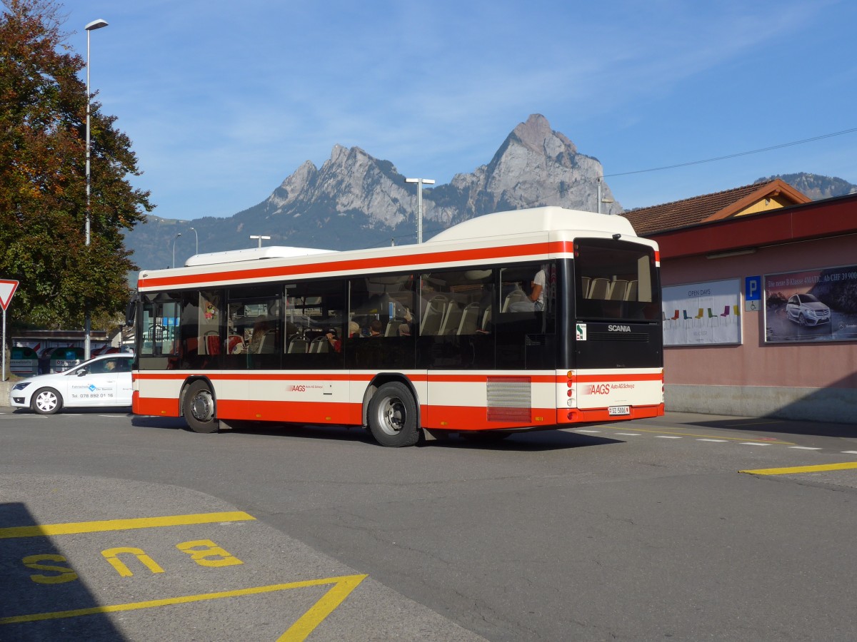 (156'371) - AAGS Schwyz - Nr. 6/SZ 5006 - Scania/Hess am 31. Oktober 2014 beim Bahnhof Brunnen