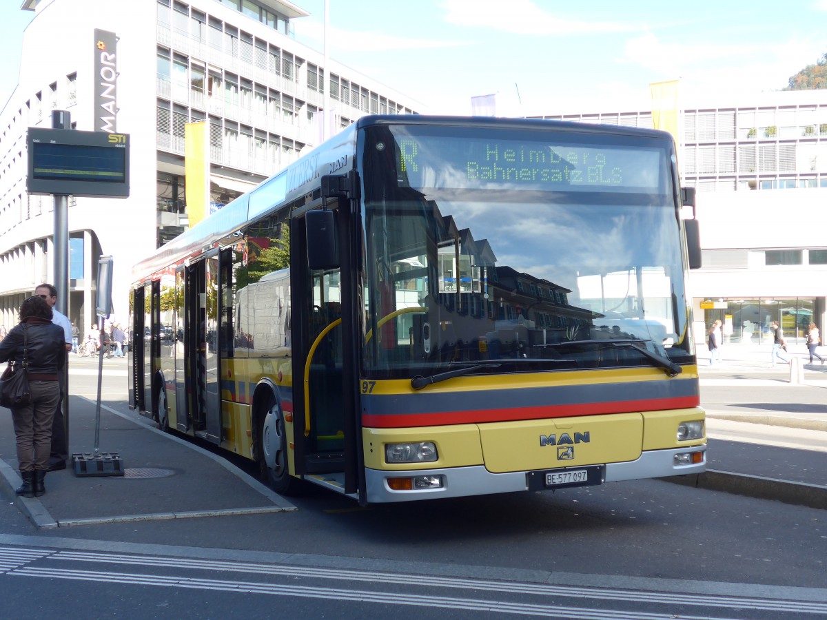(156'413) - STI Thun - Nr. 97/BE 577'097 - MAN am 1. November 2014 beim Bahnhof Thun