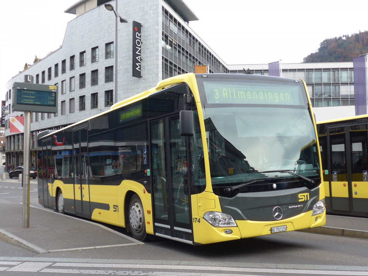 (156'482) - STI Thun - Nr. 174/BE 752'174 - Mercedes am 9. November 2014 beim Bahnhof Thun