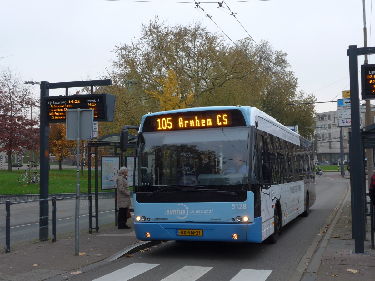 (157'006) - Syntus - Nr. 5128/BX-VN-21 - VDL Berkhof am 20. November 2014 in Arnhem, Willemsplein
