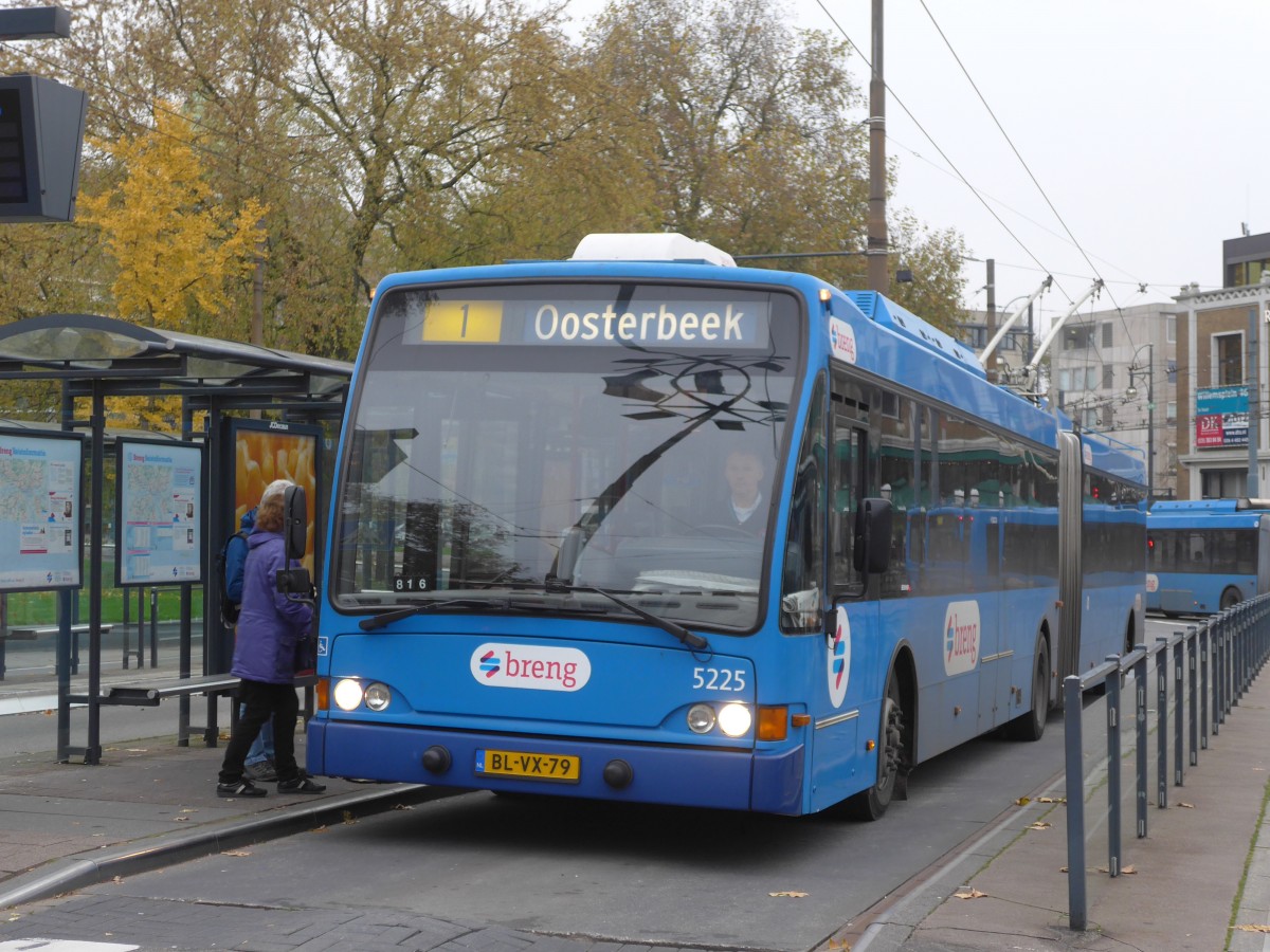(157'043) - Breng, Ijsselmuiden - Nr. 5225/BL-VX-79 - Berkhof Gelenktrolleybus am 20. November 2014 in Arnhem, Willemsplein