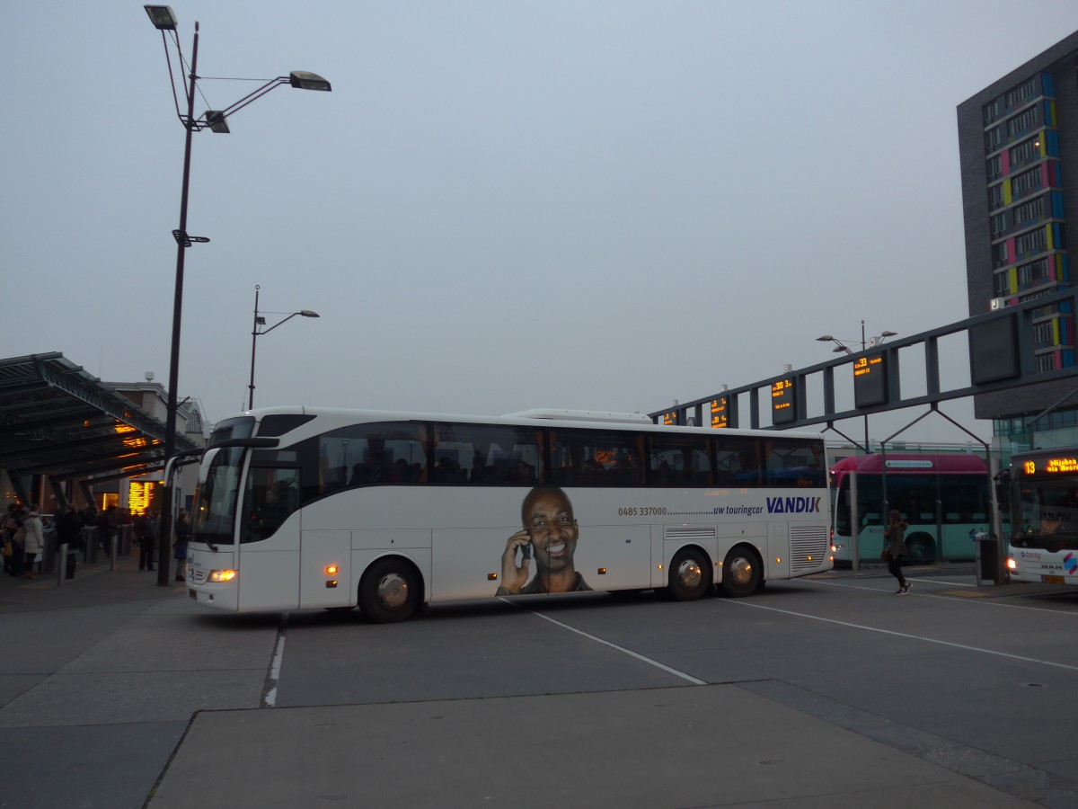 (157'101) - Van Dijk, Cuijk - BX-XL-59 - Mercedes am 20. November 2014 beim Bahnhof Nijmegen