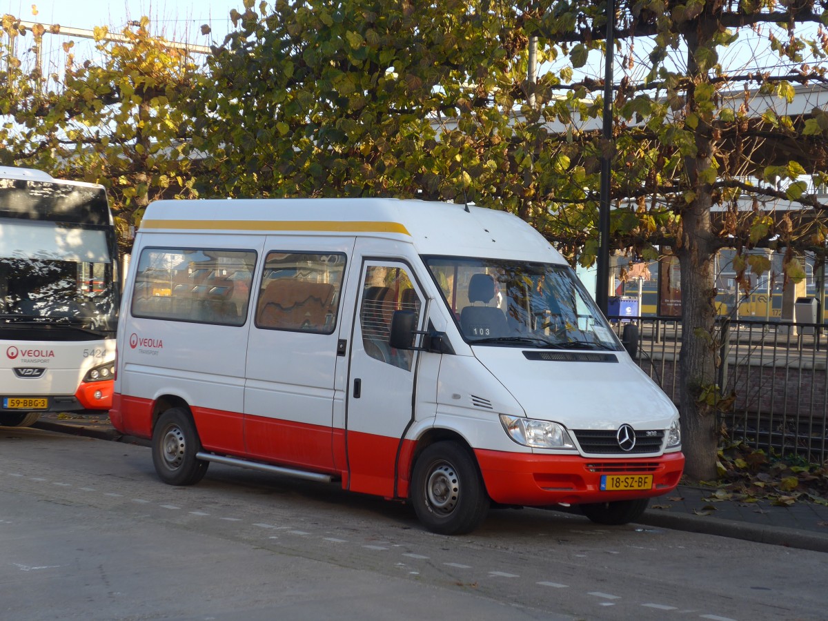 (157'118) - VEOLIA - Nr. 1535/18-SZ-BF - Mercedes am 21. November 2014 beim Bahnhof Maastricht