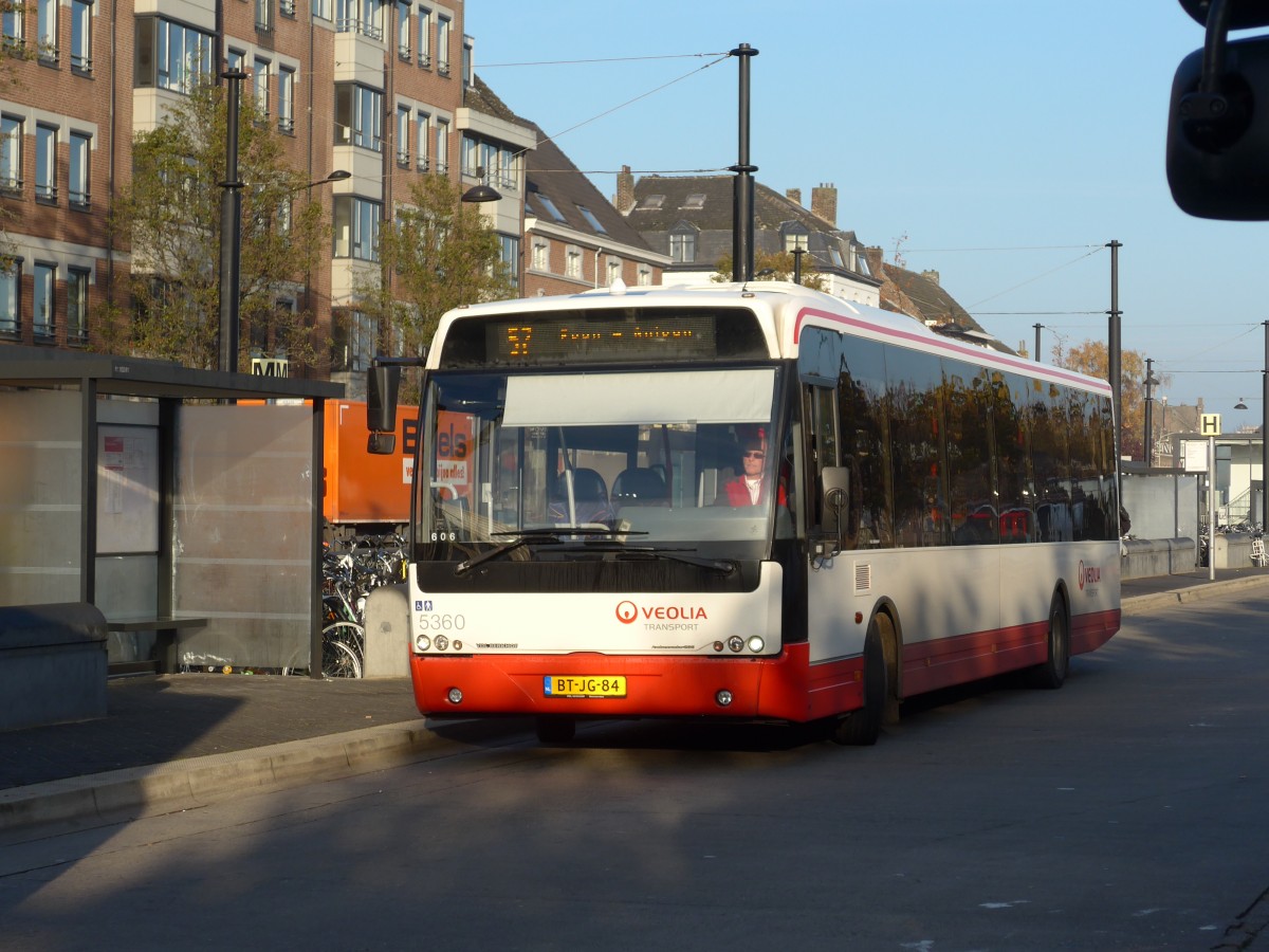 (157'131) - VEOLIA - Nr. 5360/BT-JG-84 - VDL Berkhof am 21. November 2014 beim Bahnhof Maastricht