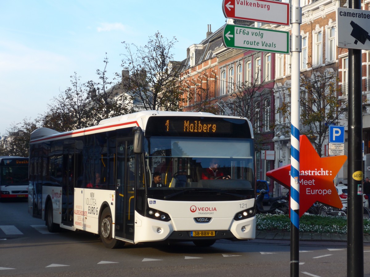 (157'141) - VEOLIA - Nr. 121/38-BBV-8 - VDL am 21. November 2014 beim Bahnhof Maastricht