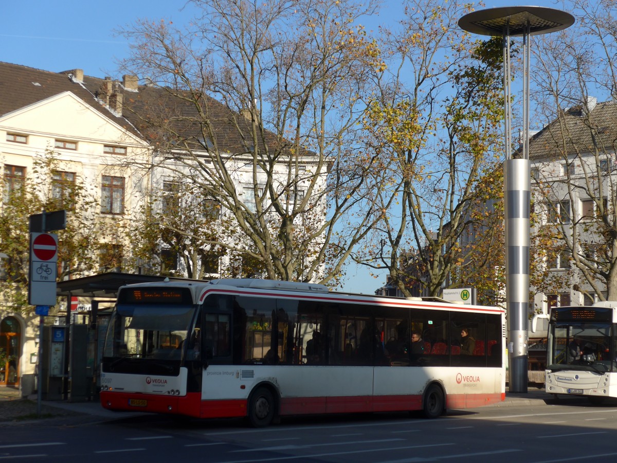 (157'172) - Aus Holland: VEOLIA - Nr. 5097/BS-LS-50 - VDL Berkhof am 21. November 2014 beim Hauptbahnhof Aachen