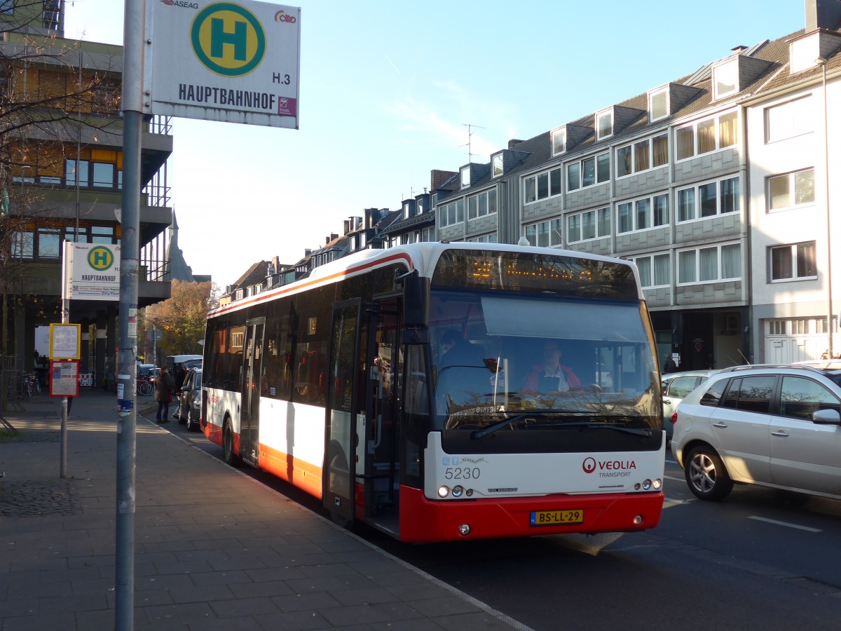 (157'195) - Aus Holland: VEOLIA - Nr. 5230/BS-LL-29 - VDL Berkhof am 21. November 2014 beim Hauptbahnhof Aachen