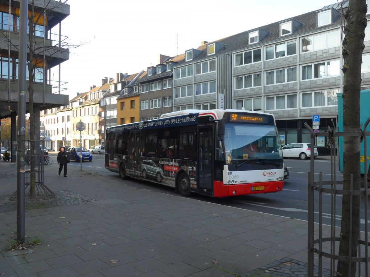 (157'254) - Aus Holland: VEOLIA - Nr. 5069/BS-JX-59 - VDL Berkhof am 21. November 2014 beim Hauptbahnhof Aachen