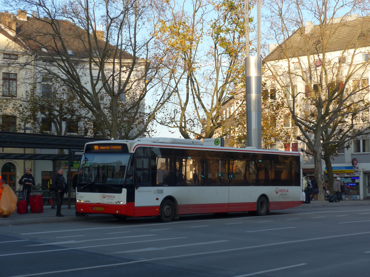 (157'268) - Aus Holland: VEOLIA - Nr. 5096/BS-LS-52 - VDL Berkhof am 21. November 2014 beim Hauptbahnhof Aachen