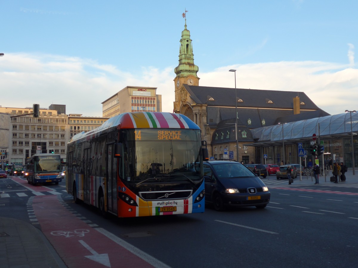 (157'414) - AVL Luxembourg - Nr. 258/ZR 9545 - Volvo am 22. November 2014 beim Bahnhof Luxembourg