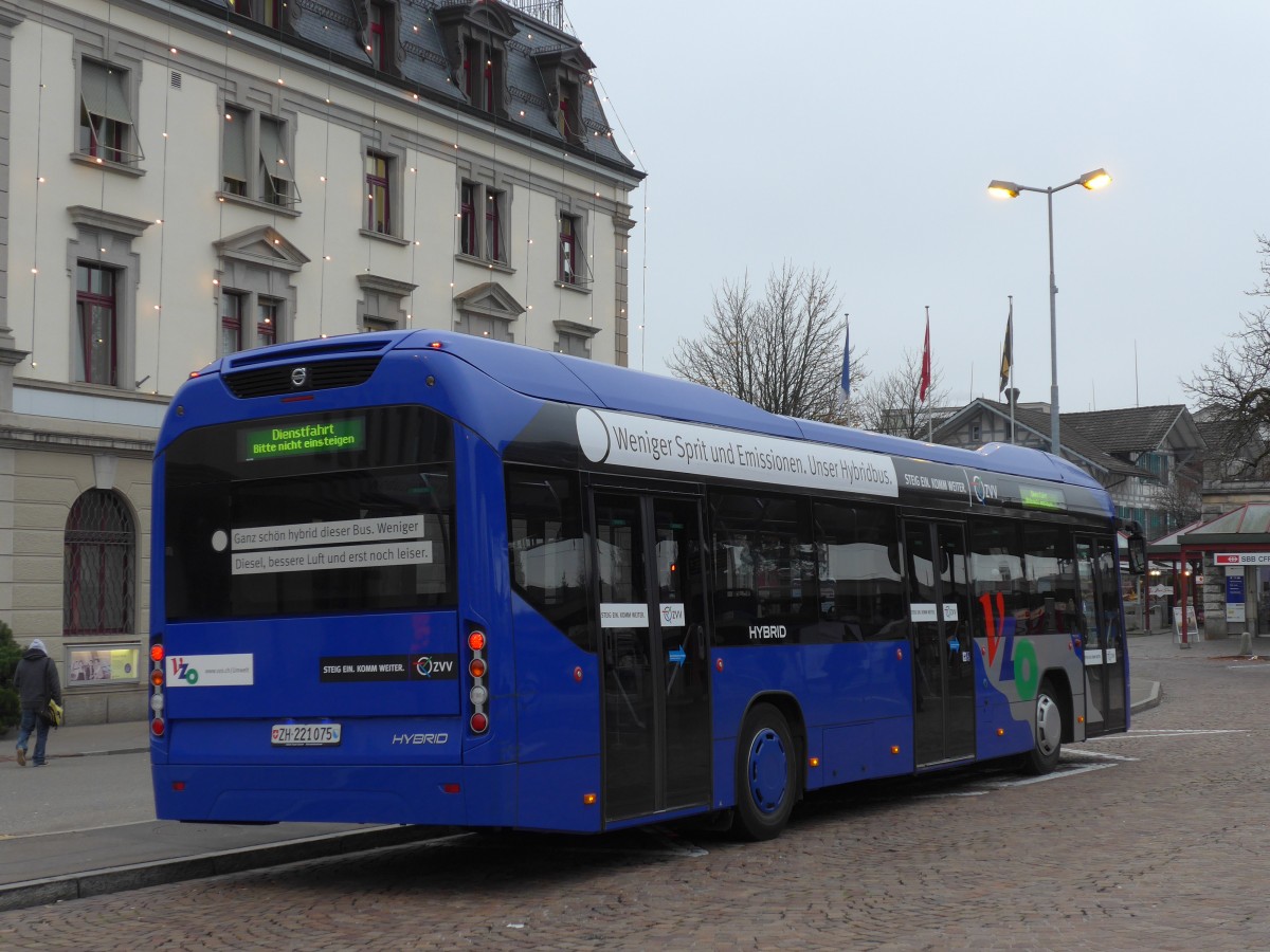 (157'548) - VZO Grningen - Nr. 75/ZH 221'075 - Volvo am 26. November 2014 beim Bahnhof Wetzikon