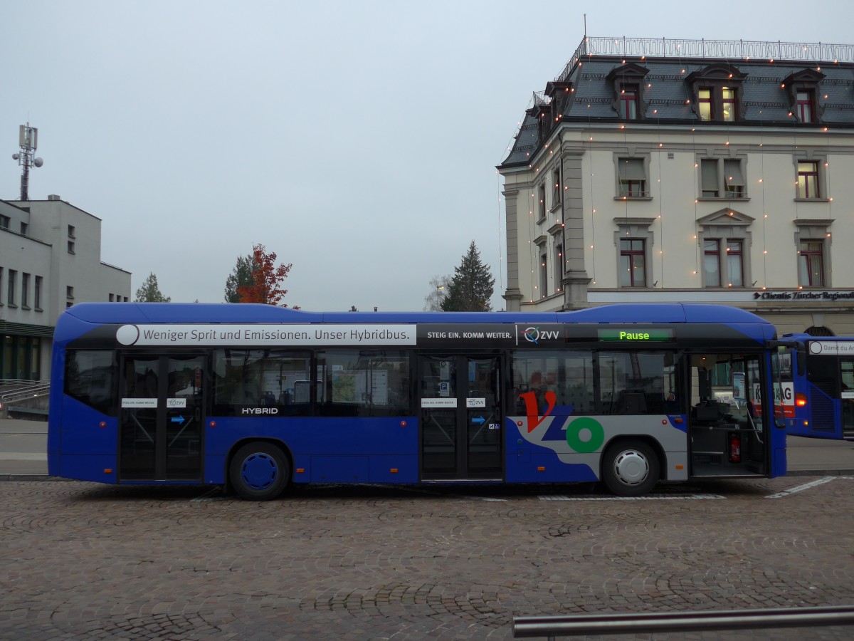 (157'553) - VZO Grningen - Nr. 75/ZH 221'075 - Volvo am 26. November 2014 beim Bahnhof Wetzikon