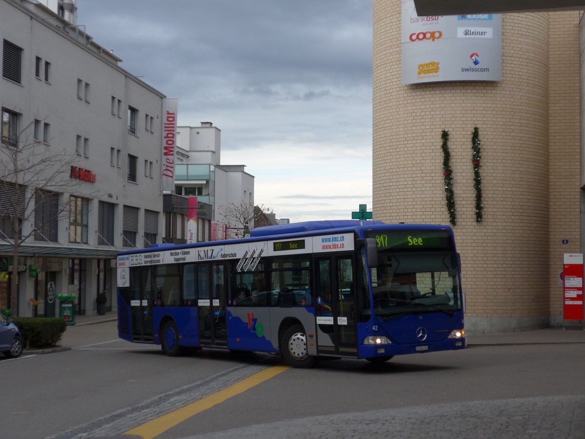 (157'762) - VZO Grningen - Nr. 42/ZH 264'242 - Mercedes am 14. Dezember 2014 beim Bahnhof Uster