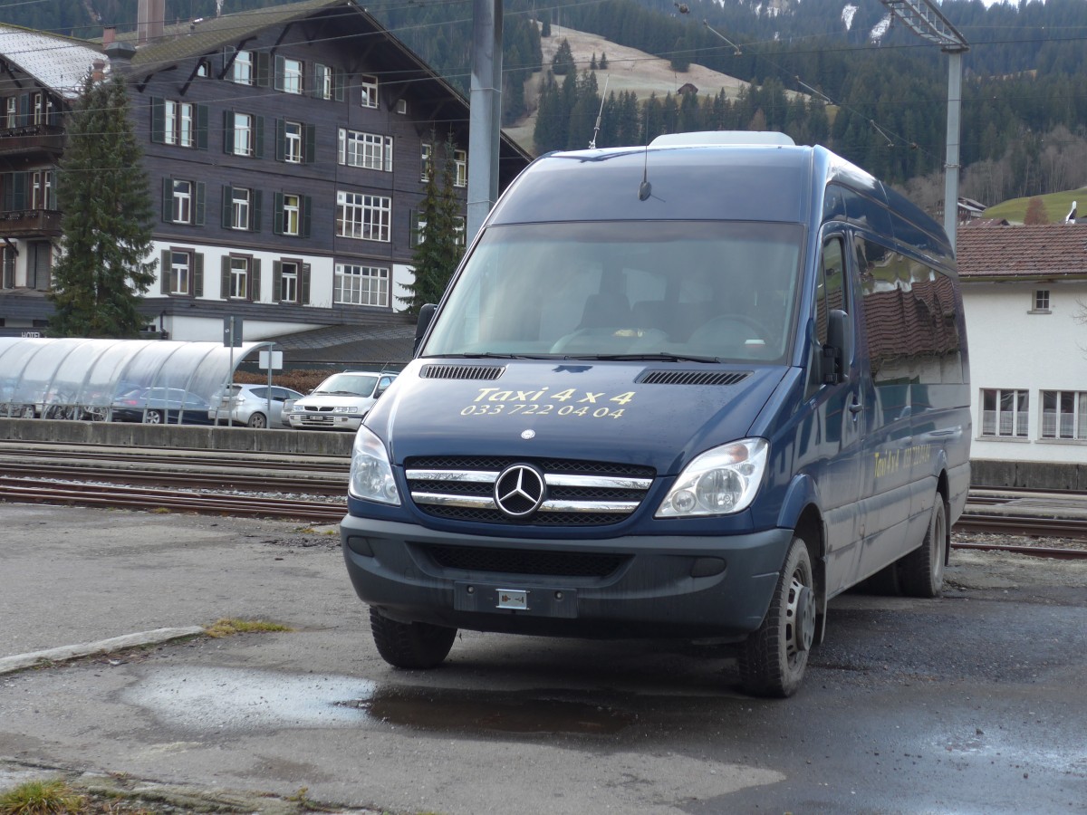 (157'868) - Ueltschi, Zweisimmen - Mercedes am 21. Dezember 2014 beim Bahnhof Lenk