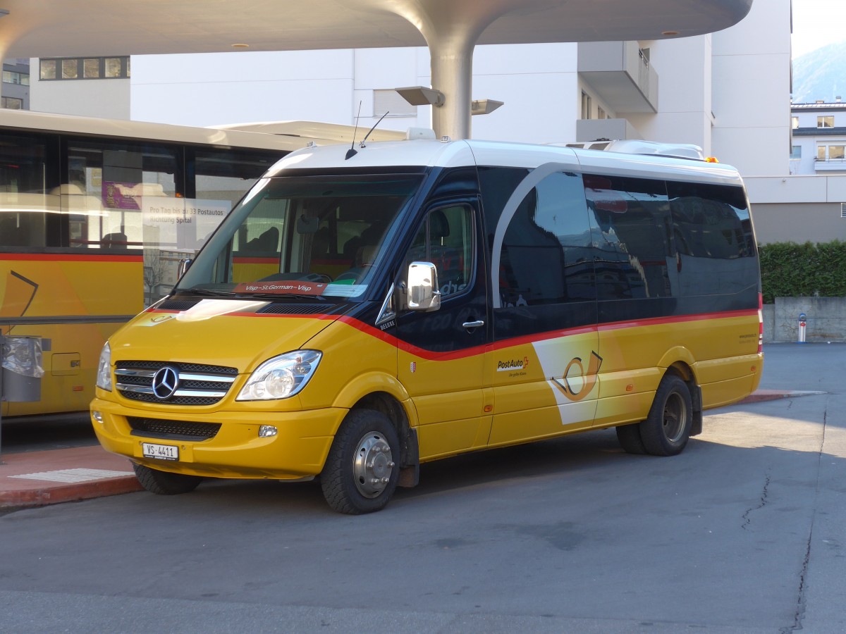 (157'892) - Autotour, Visp - VS 4411 - Mercedes am 23. Dezember 2014 beim Bahnhof Visp