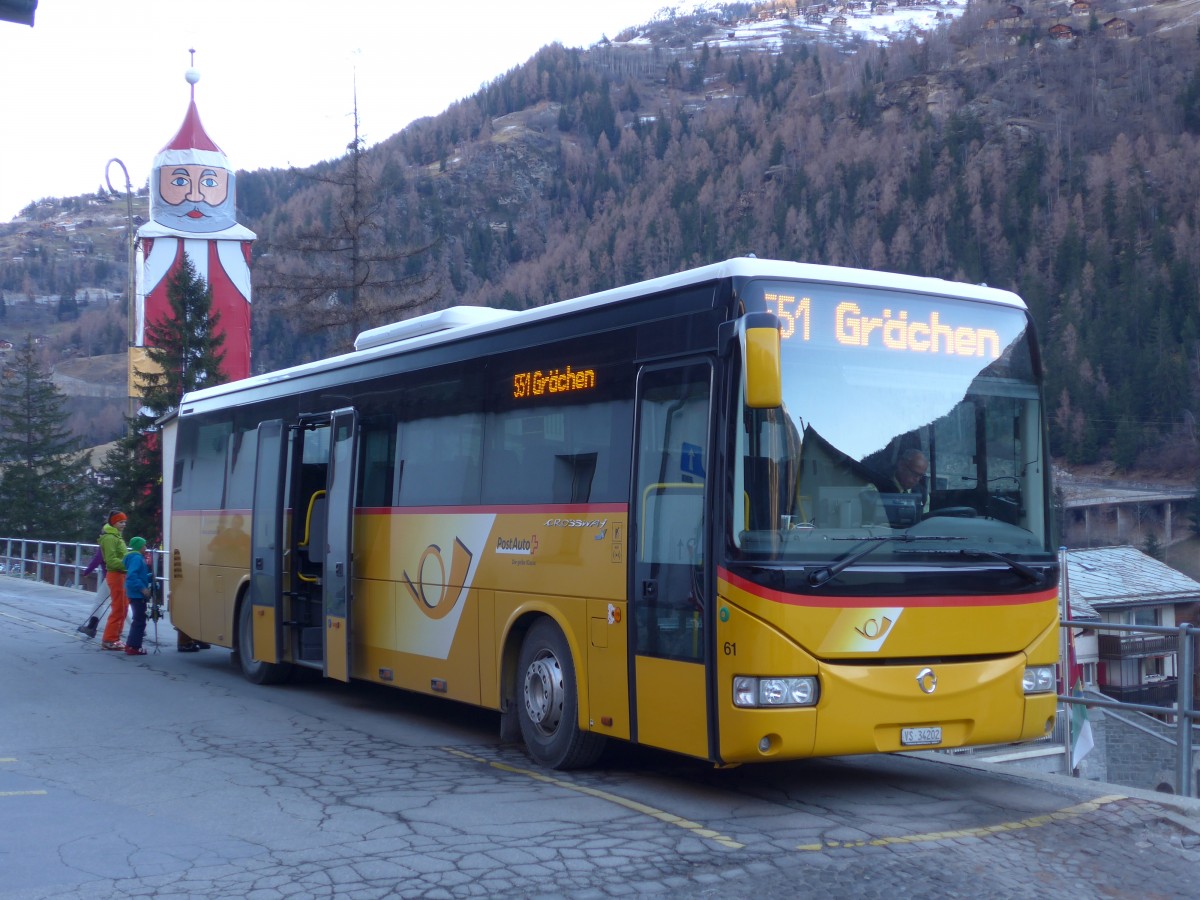 (157'895) - Zerzuben, Visp-Eyholz - Nr. 61/VS 34'202 - Irisbus am 23. Dezember 2014 beim Bahnhof St. Niklaus